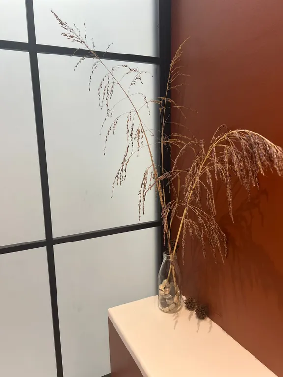 Квартира с дизайнерским ремонтом в японском стиле с бассейном