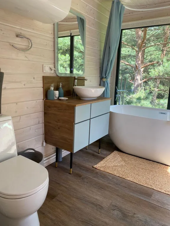 Скандинавский дом с ванной внутри и видом на лес