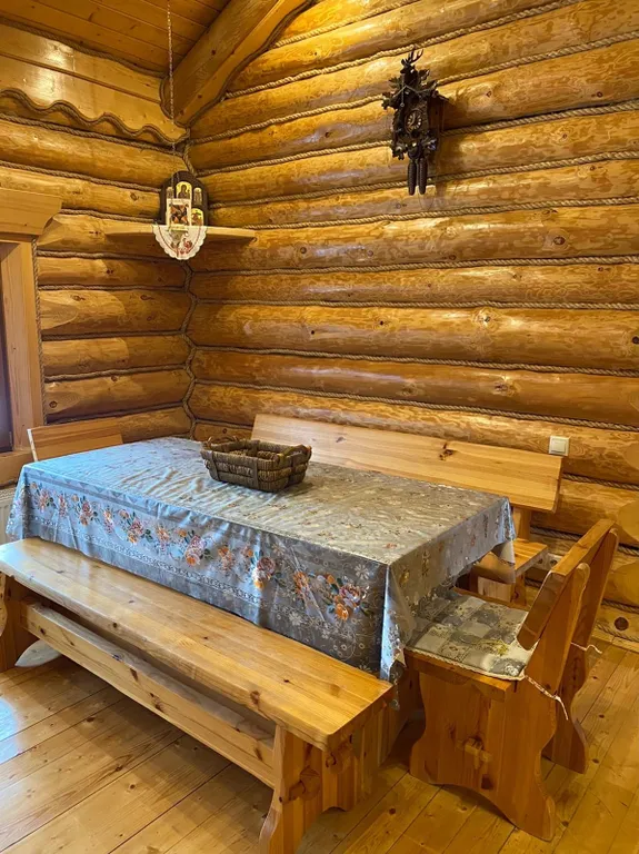 Бревенчатый дом с конюшней на озере