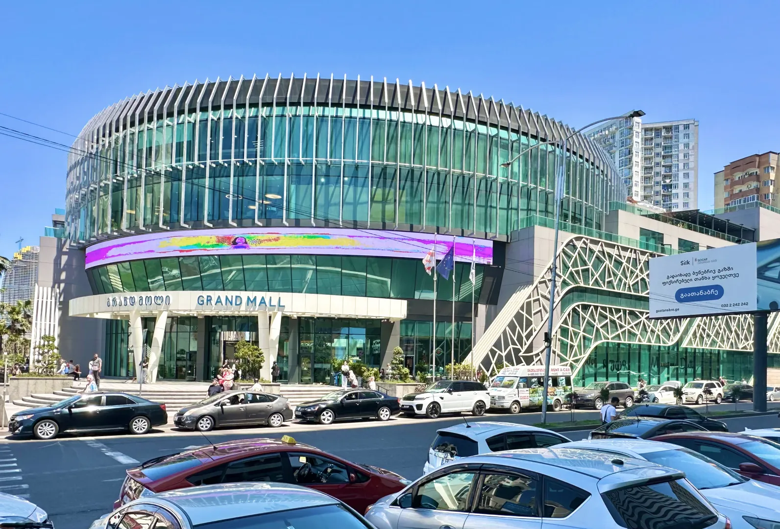 Всего в паре минут - современный, новый ТЦ Grand Mall