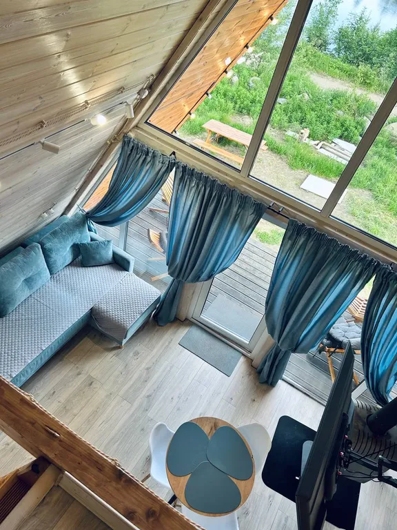 Стильный А-фрейм на берегу озера