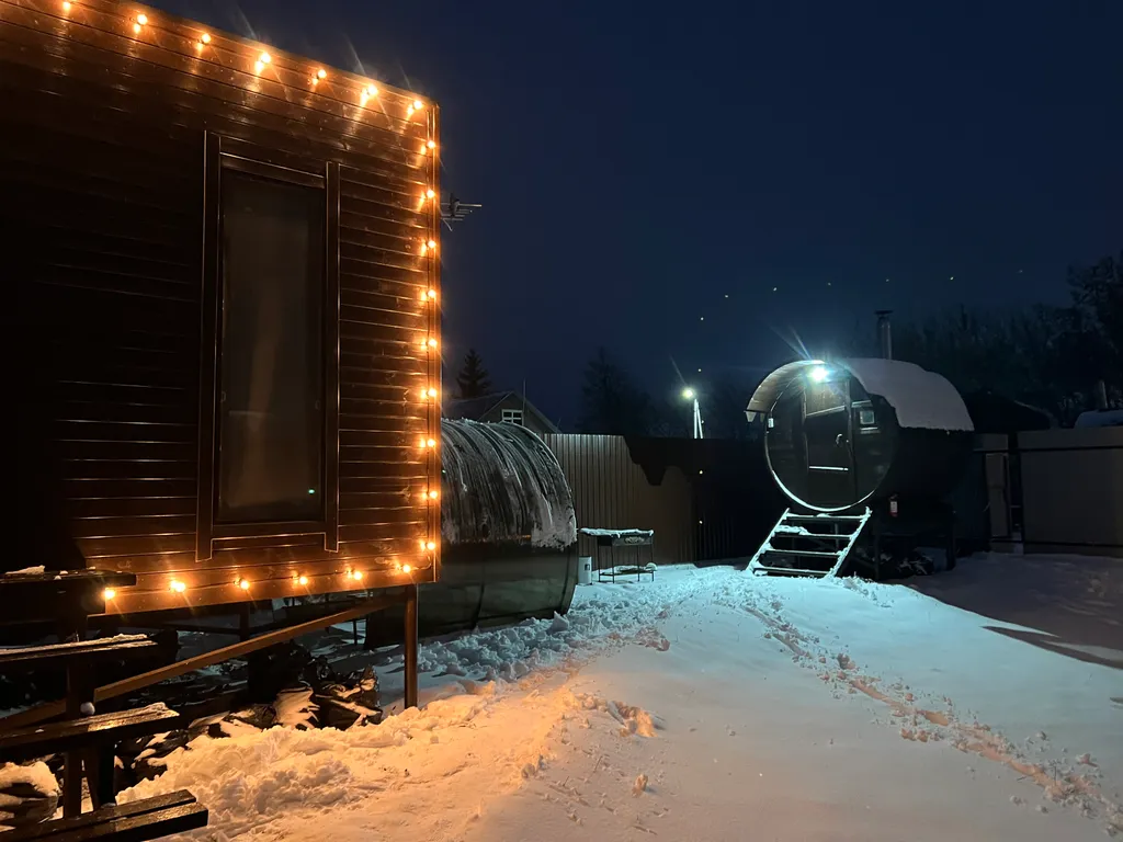 Новый домик на берегу реки с собственным прудом