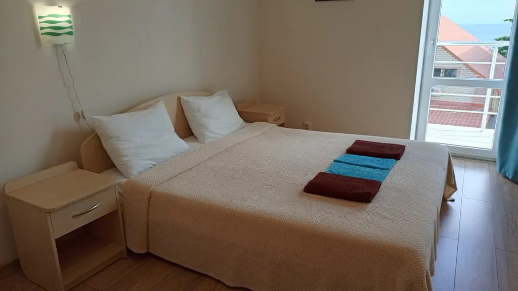 Трёхместная комната с санузлом и видом на море