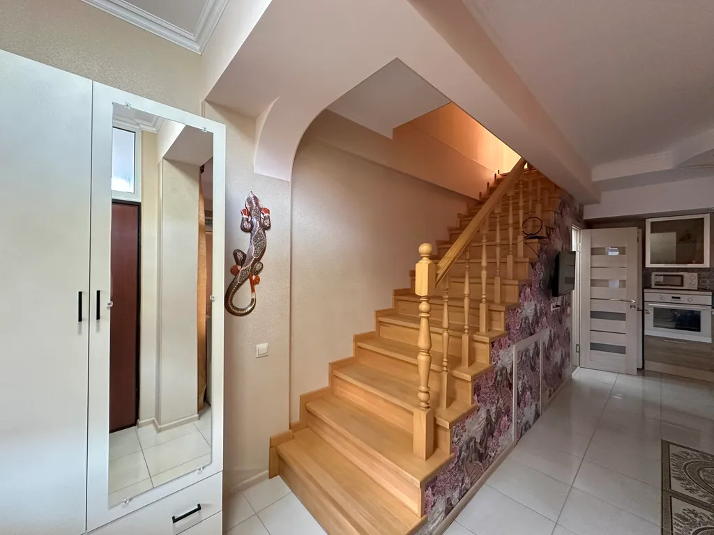 Дом с часами - двухэтажный таунхаус для отпуска у моря