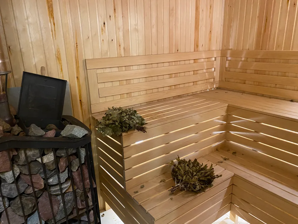 Дом из бруса на берегу моря с зоной барбекю и собственной парной