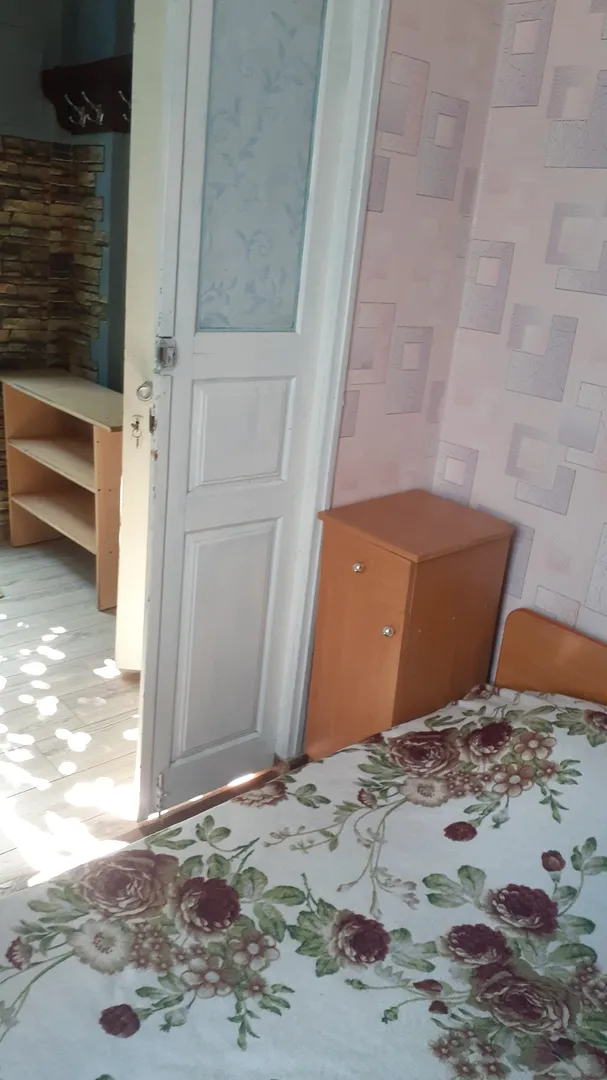 Маленькая комната. Вид от окна в прихожую