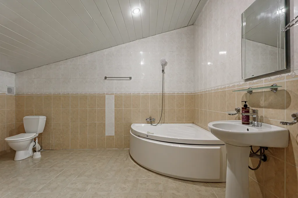 Большой двухэтажный номер с балконом и джакузи