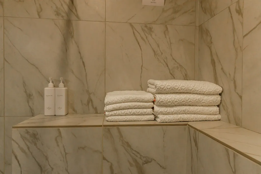 Просторный двухкомнатный коттедж 75 метров в лесу у пруда