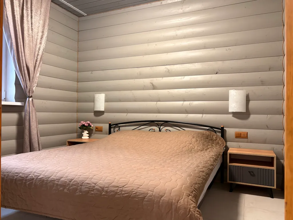 Дом с сауной и тёплым бассейном у пруда