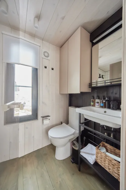 Домик на 2 с панорамным окном прямо на берегу озера