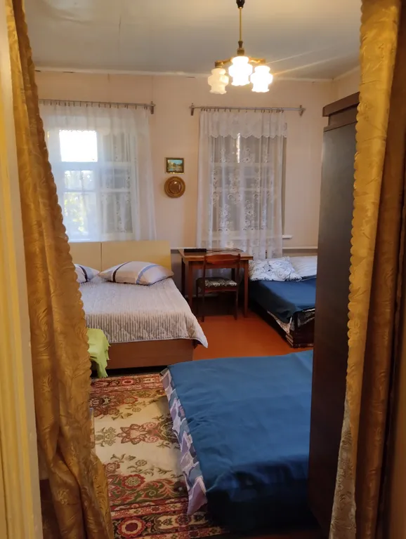 Деревенский домик с парковкой для большой и маленькой компании. Кругло