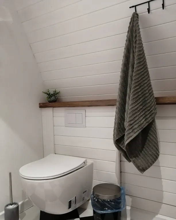 Уютный домик-треугольник у леса