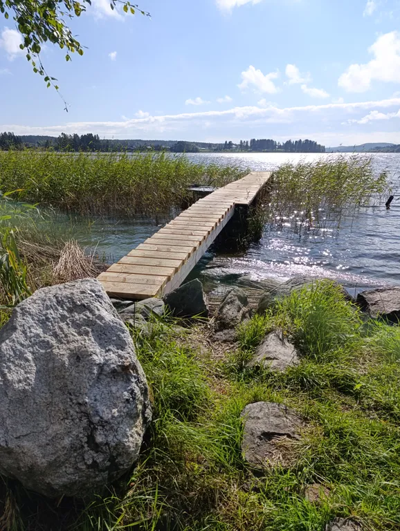 Домик на берегу озера