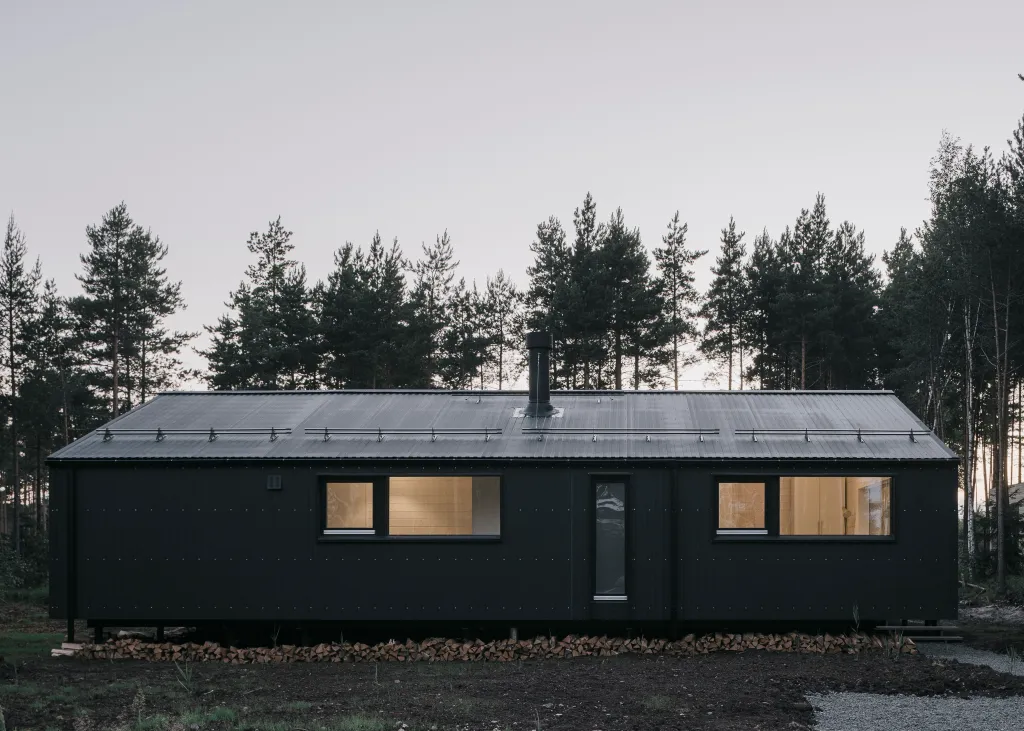 Загородный дом с просторной террасой и баней