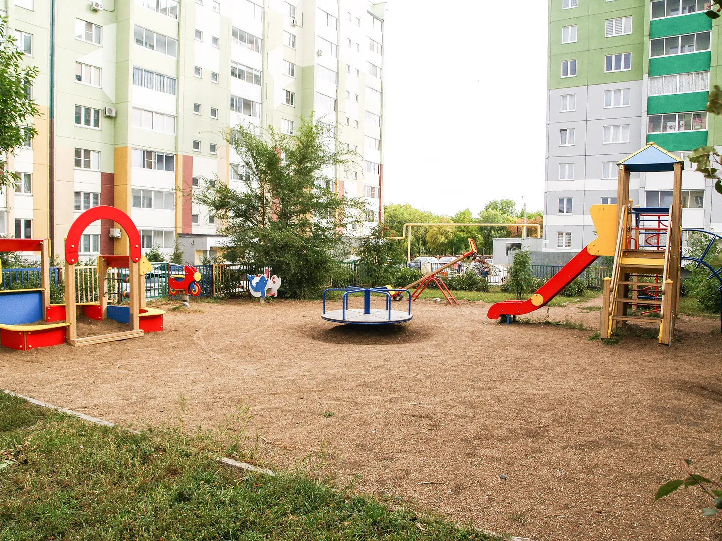 Детская площадка возле дома