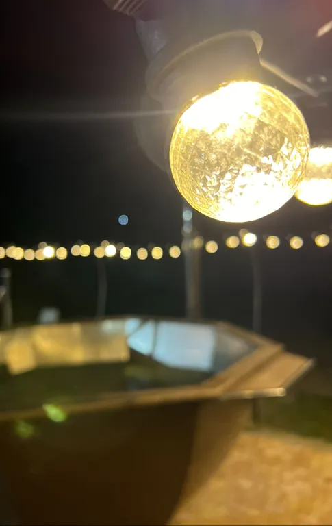 Душевный домик на берегу реки