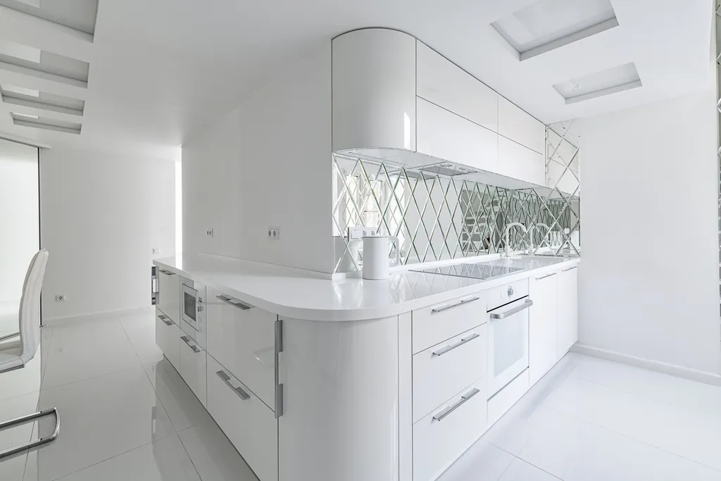 Белые двухъярусные апартаменты с балконом и видом на Невский проспект