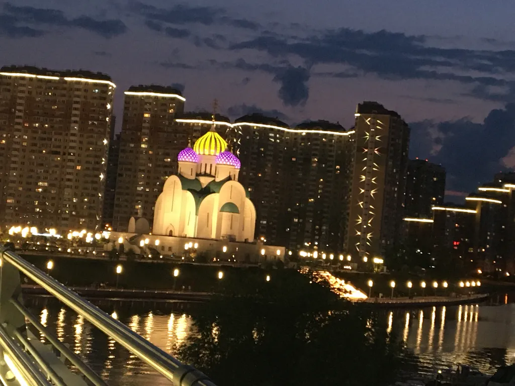 Евротрешка возле Крокус Экспо у моста к метро Мякинино