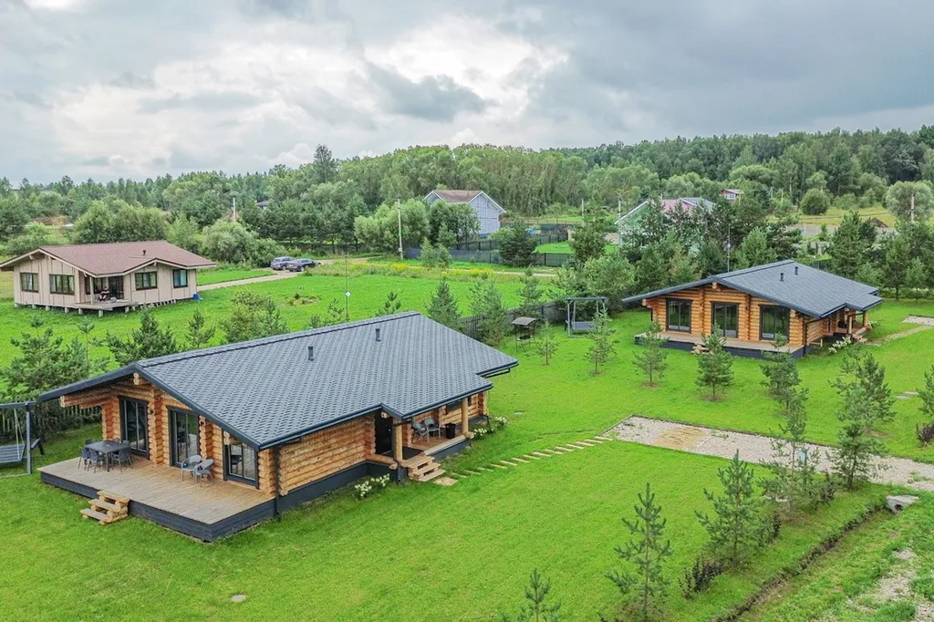 Дом на берегу большого озера