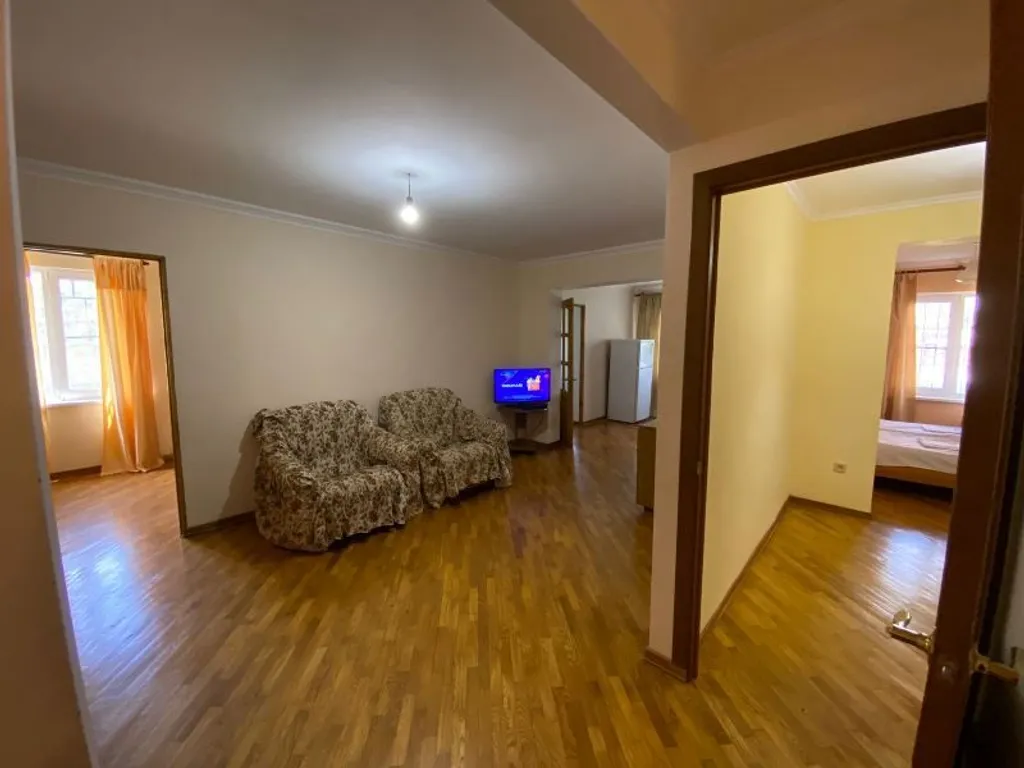 4-комнатная квартира в центре Пицунды