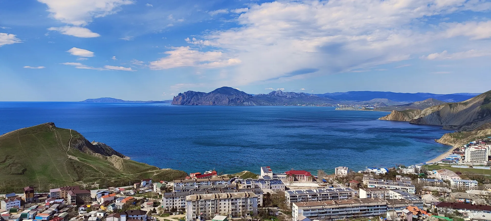 Панорамный вид на посёлок, море и горы