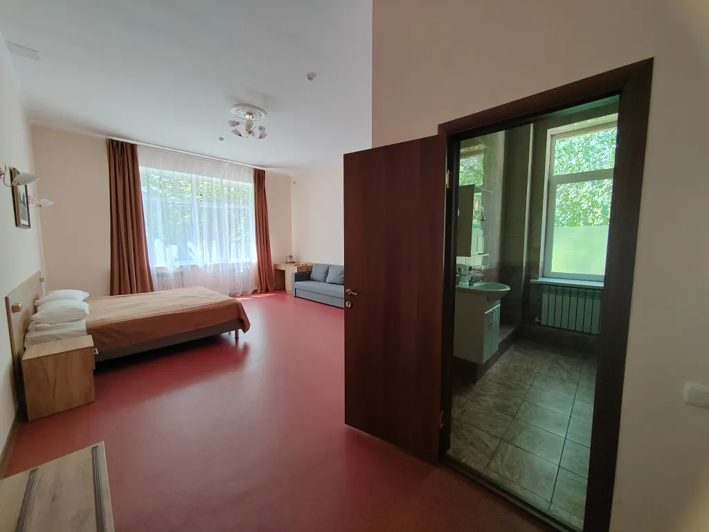 Просторный однокомнатный номер с диваном