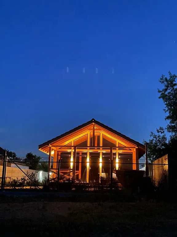 Шале на берегу реки с банным чаном и дровяной баней