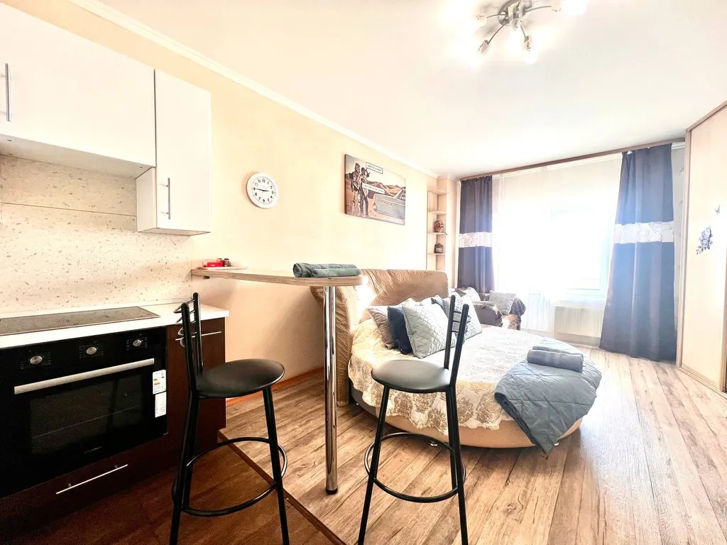 Квартира Уютная светлая студия, центр, ТЦ Вояж, парковка, кафе, аквапарк источник — Тюмень