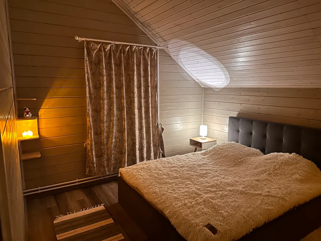 Дом в уединенном тихом месте рядом с лесом