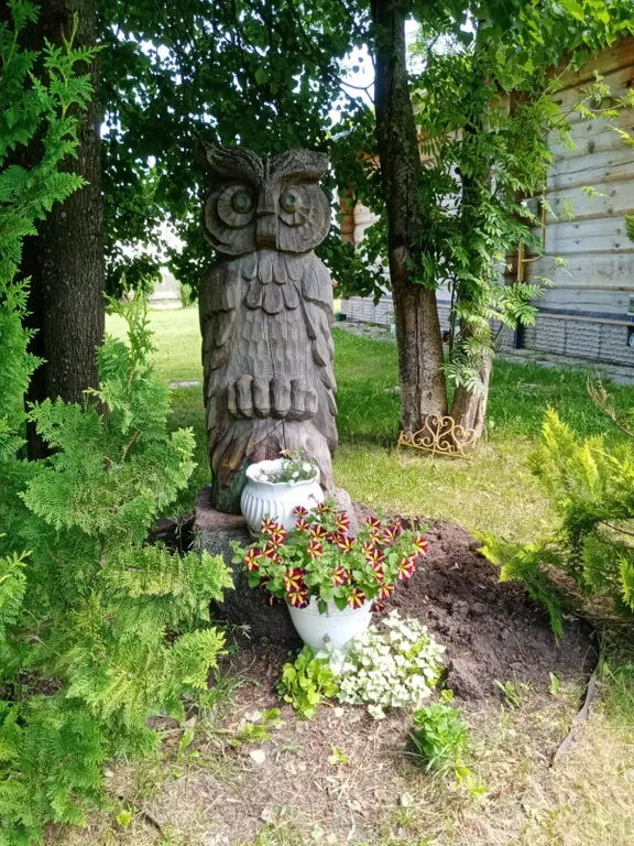 Деревянный домик с соломенной крышей и русская баня