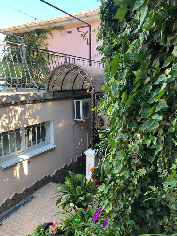 Коттедж с шикарной видовой террасой и шезлонгами