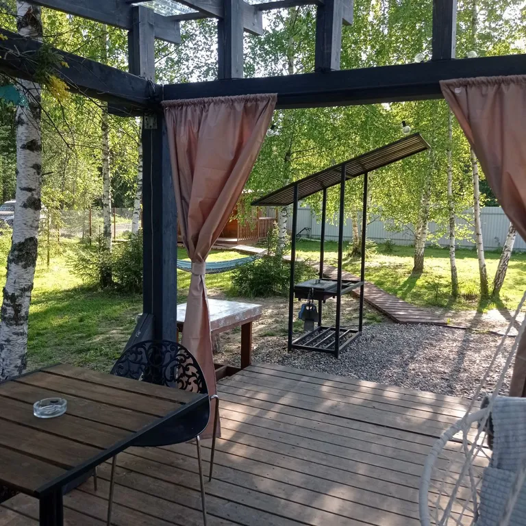 Дом с баней и чаном у леса