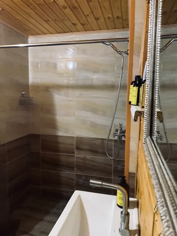 Берлога люкс, коттедж с банным чаном для отдыха с видом на лес и скалы