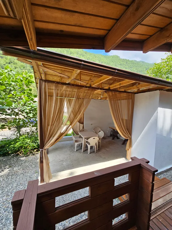 Коттедж Эко домик с парковкой рядом с горной рекой — Гагра