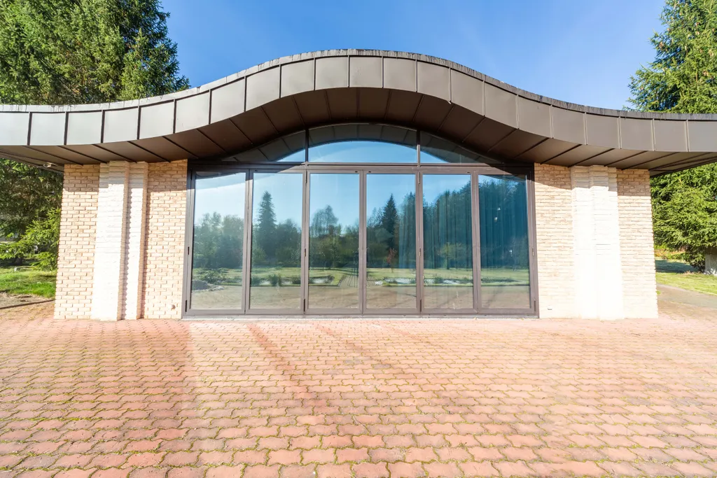 Уютный дом у озера