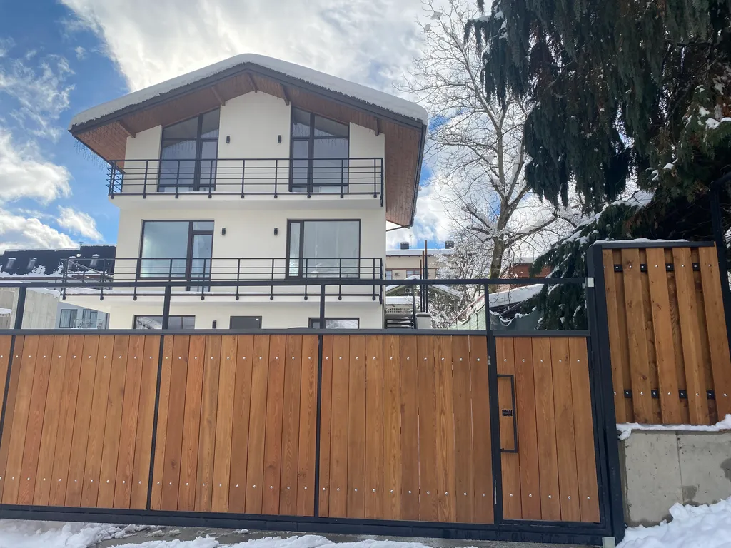 Квартира с видом на гору Аибга