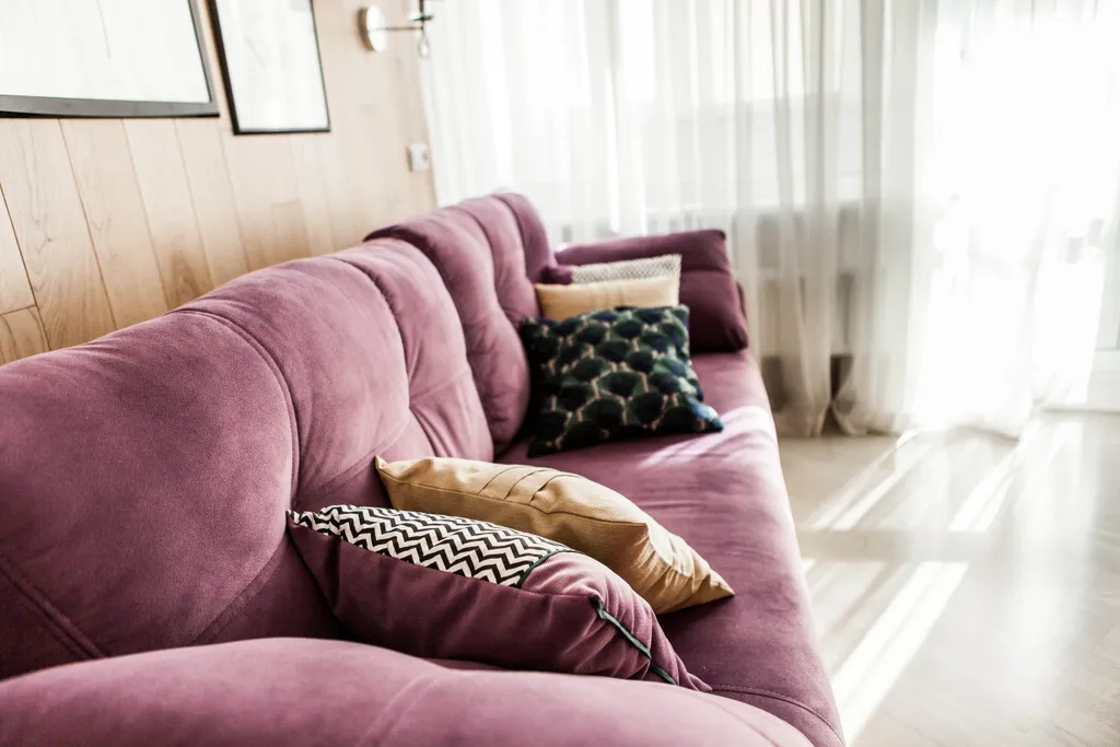 Апартаменты фиолетовый диванчик с видом на Лавру