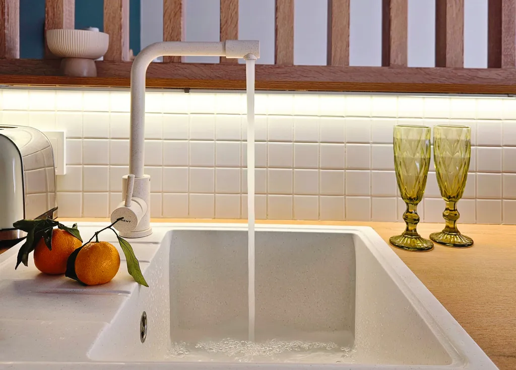 Уютная студия с проектором между морем и горами