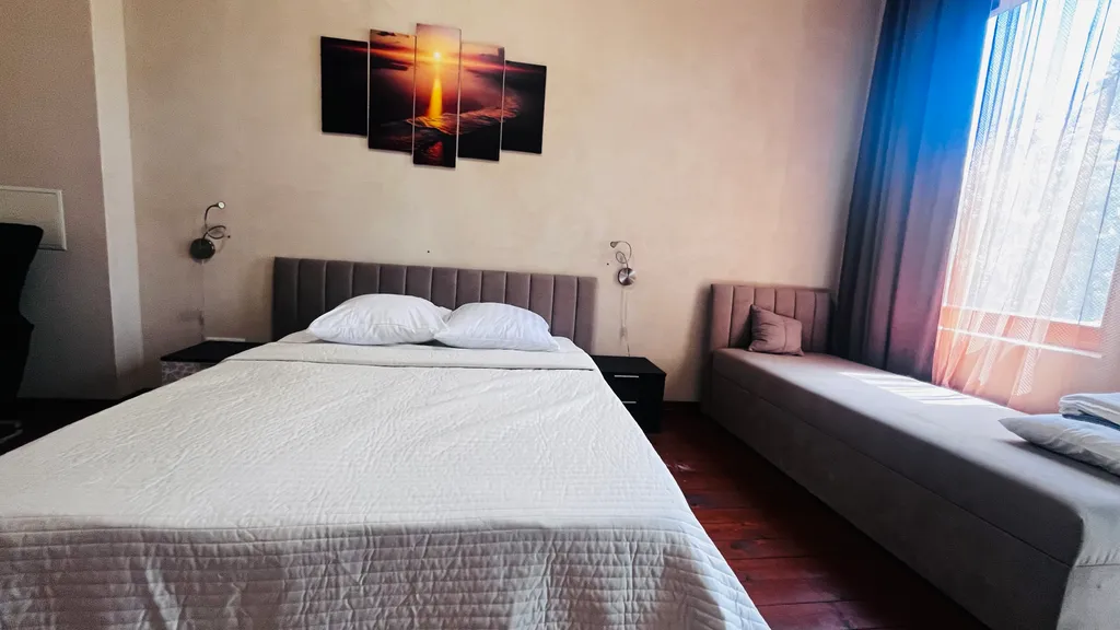 Вилла с бассейном на холме