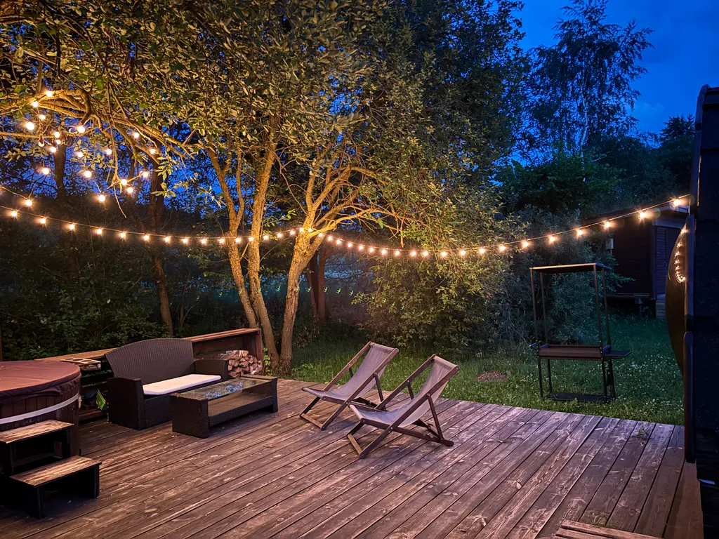 Яркий дом с ванной у панорамного окна