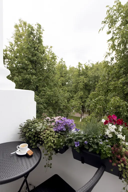 Яркая сталинка с балконом и видом на бульвар