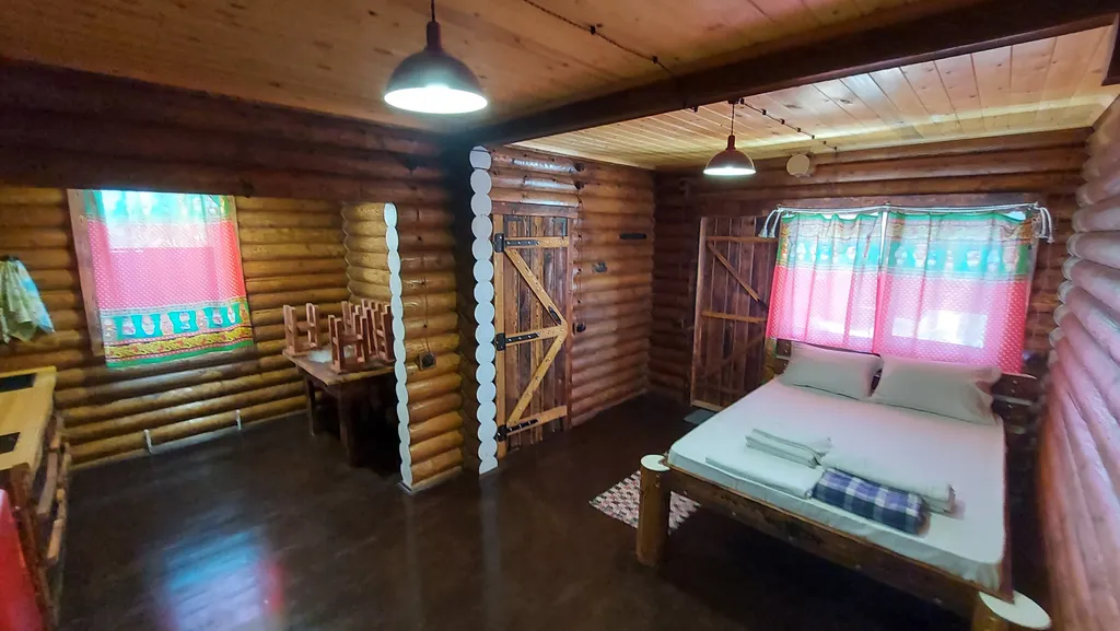 Двухэтажный сруб на 6 человек возле большого бассейна