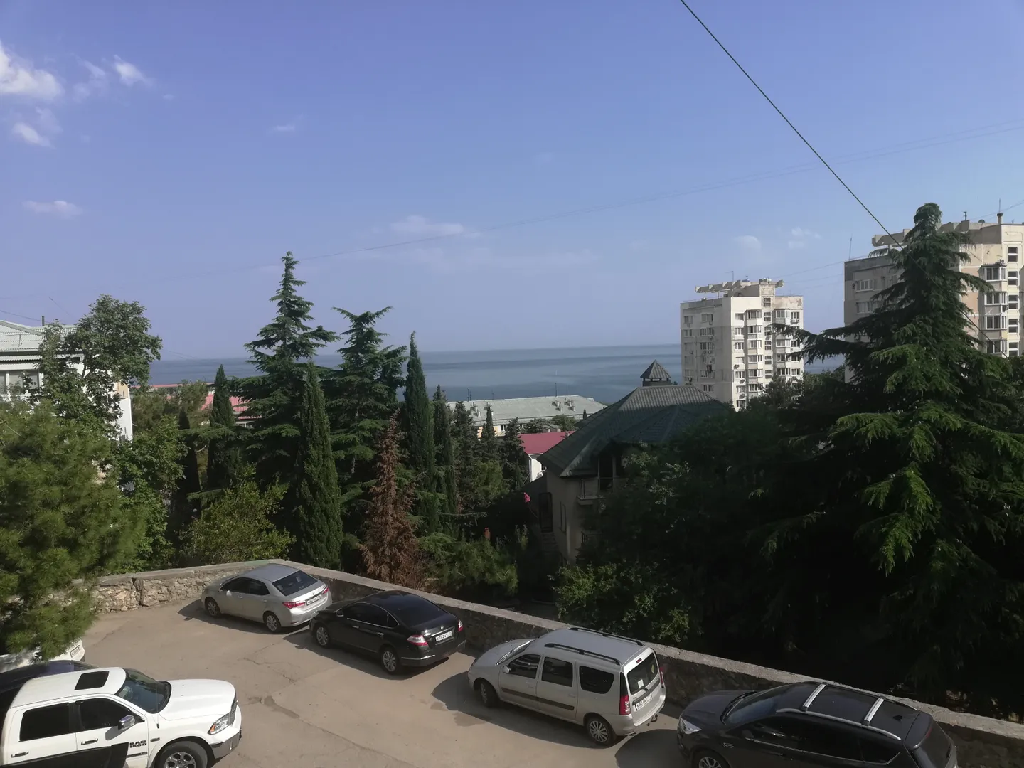 Вид на море из окна балкона