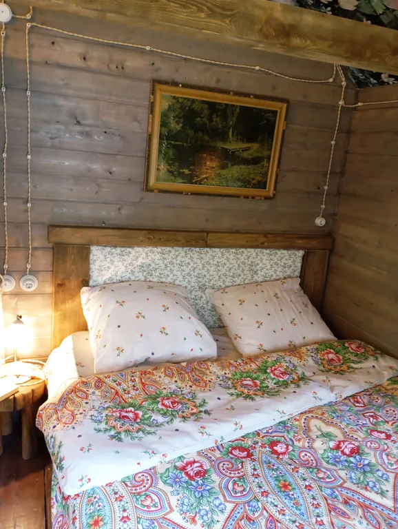 Изба с уютом детства, деревенский дом с баней и русским бытом