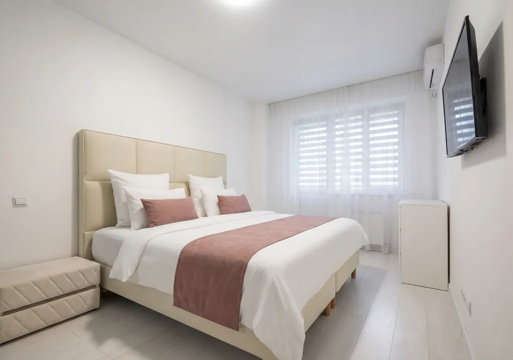 Белоснежная квартира с яркими акцентами в ЖК Центральный