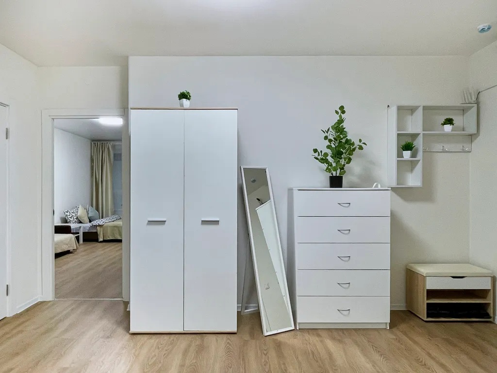 Уютная светлая трешка кухня отдельно, 2 балкона