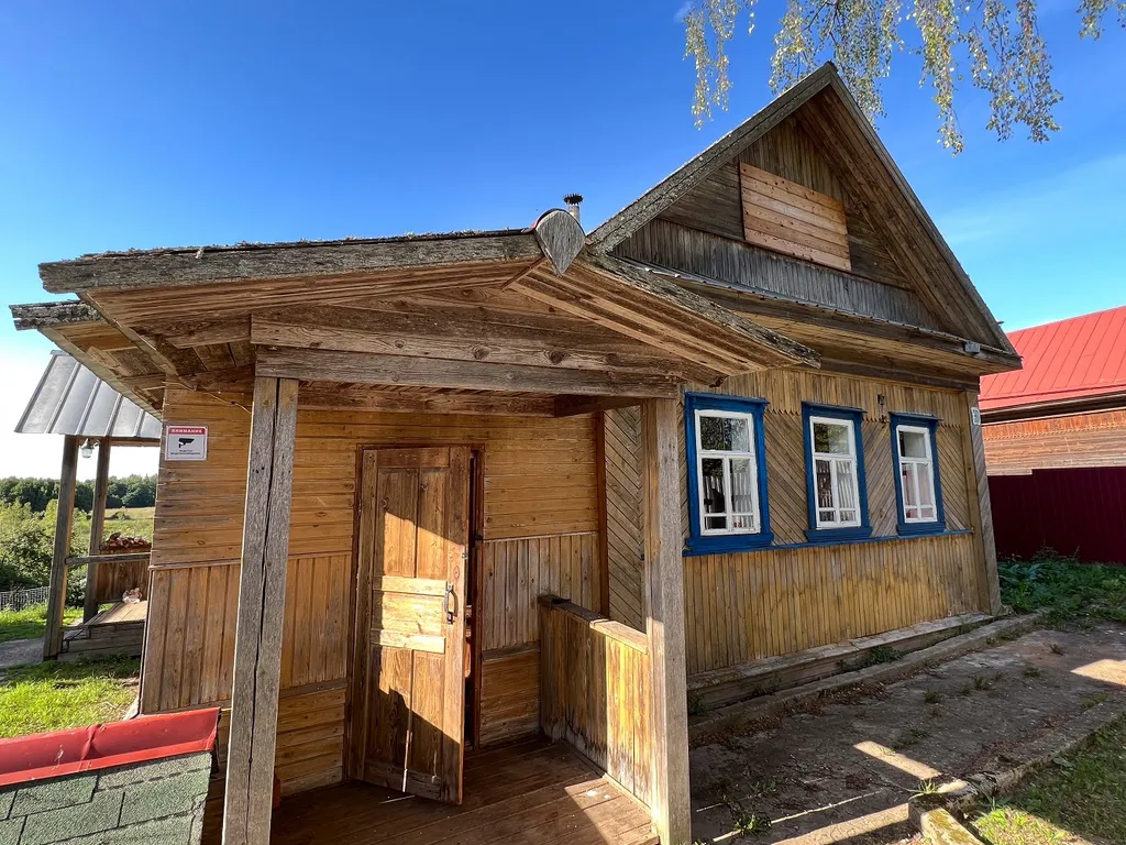 Деревенский домик на берегу озера