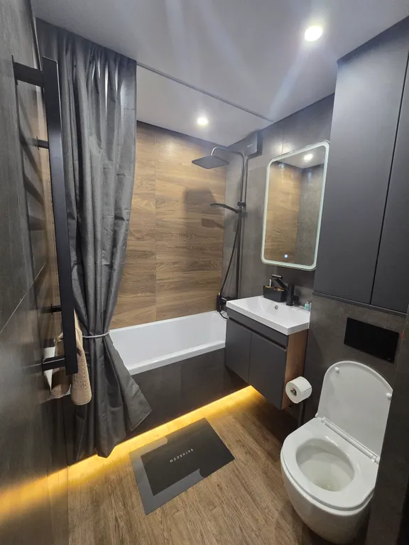 Квартира с дизайнерским ремонтом в центре города, площадь с голубями