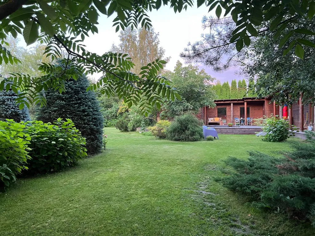 Коттедж Уютный деревянный дом с ландшафтным садом у озера — Шеметово