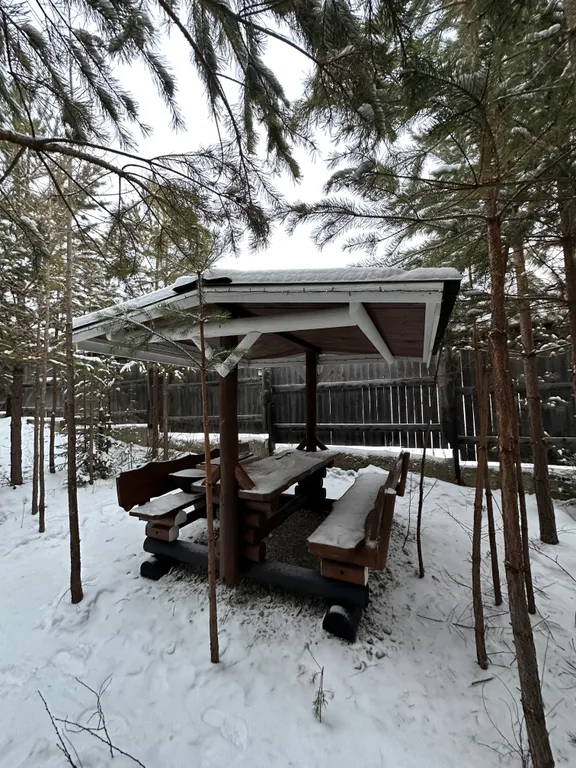 Уютный дом в деревне у реки